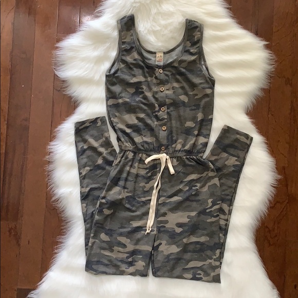 Chic Camo Jumpsuit - Picture 4 of 8